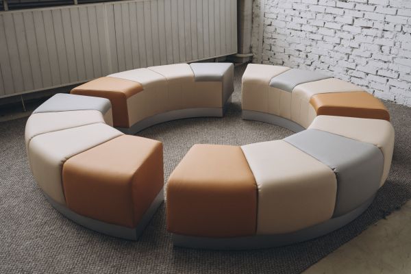 Пуф навколо колони